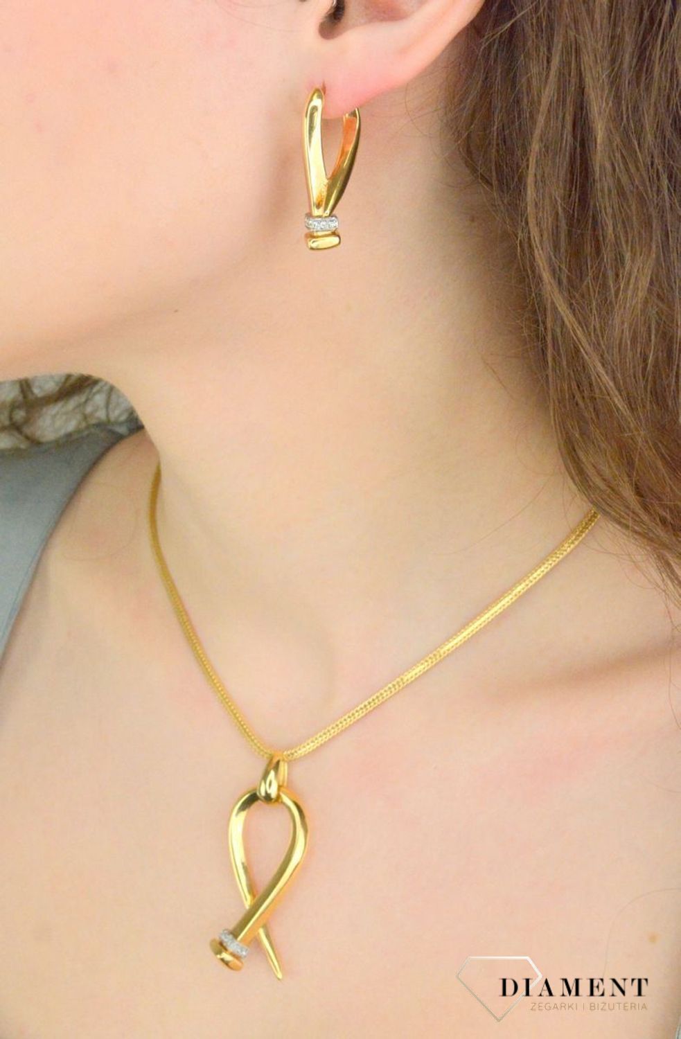 Złote kolczyki z cyrkonią próba 585, KO 781 585 KL  Kolczyki złote to wspaniały podarunek dla każdej eleganckiej kobiety.  Koczyki zapinane są na wygodne bezpieczne zapięcie angielskie typu lira. Kolczyki ze złota to doskona.jpg